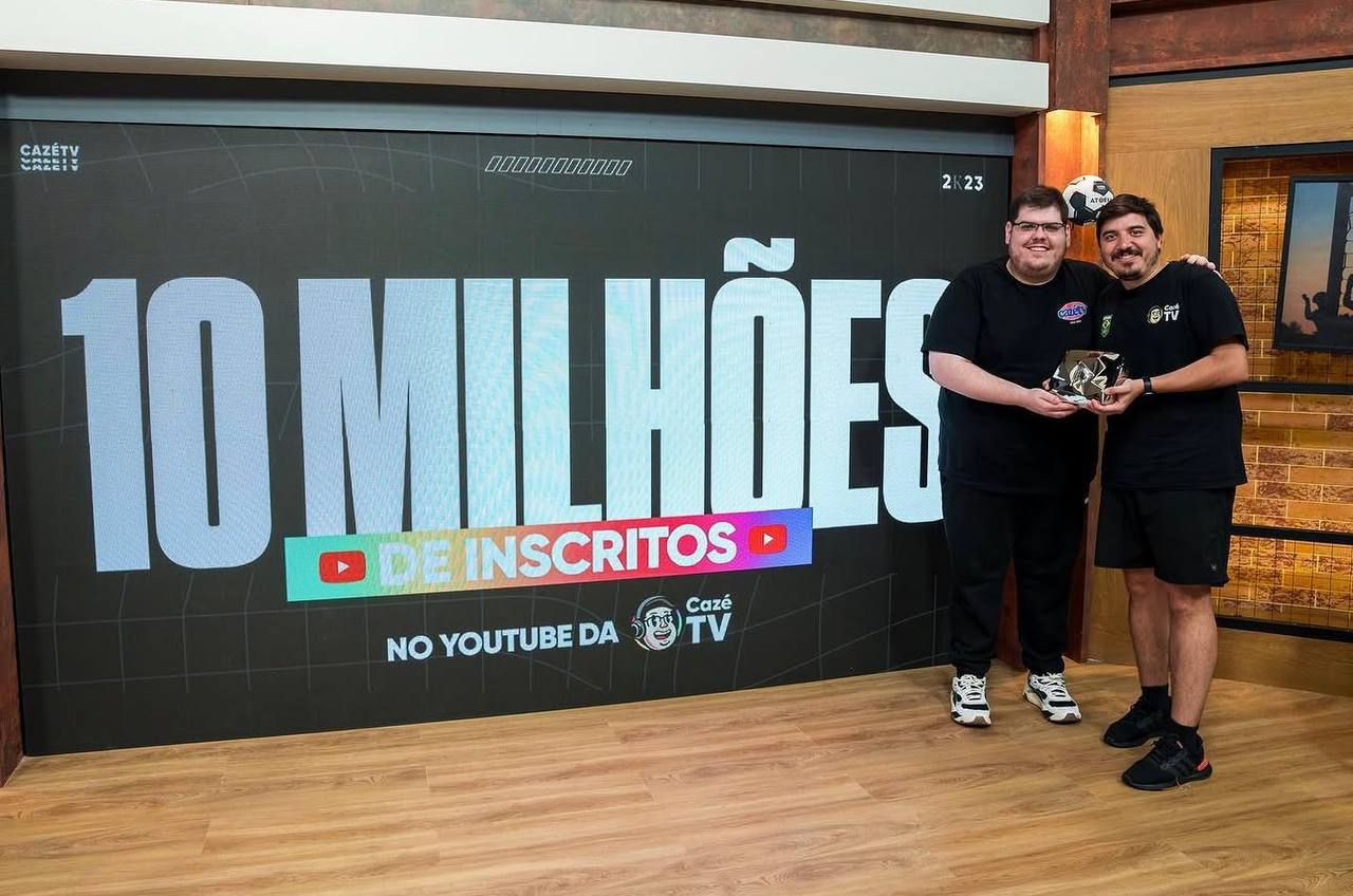 Casimiro em evento com placa do YouTube