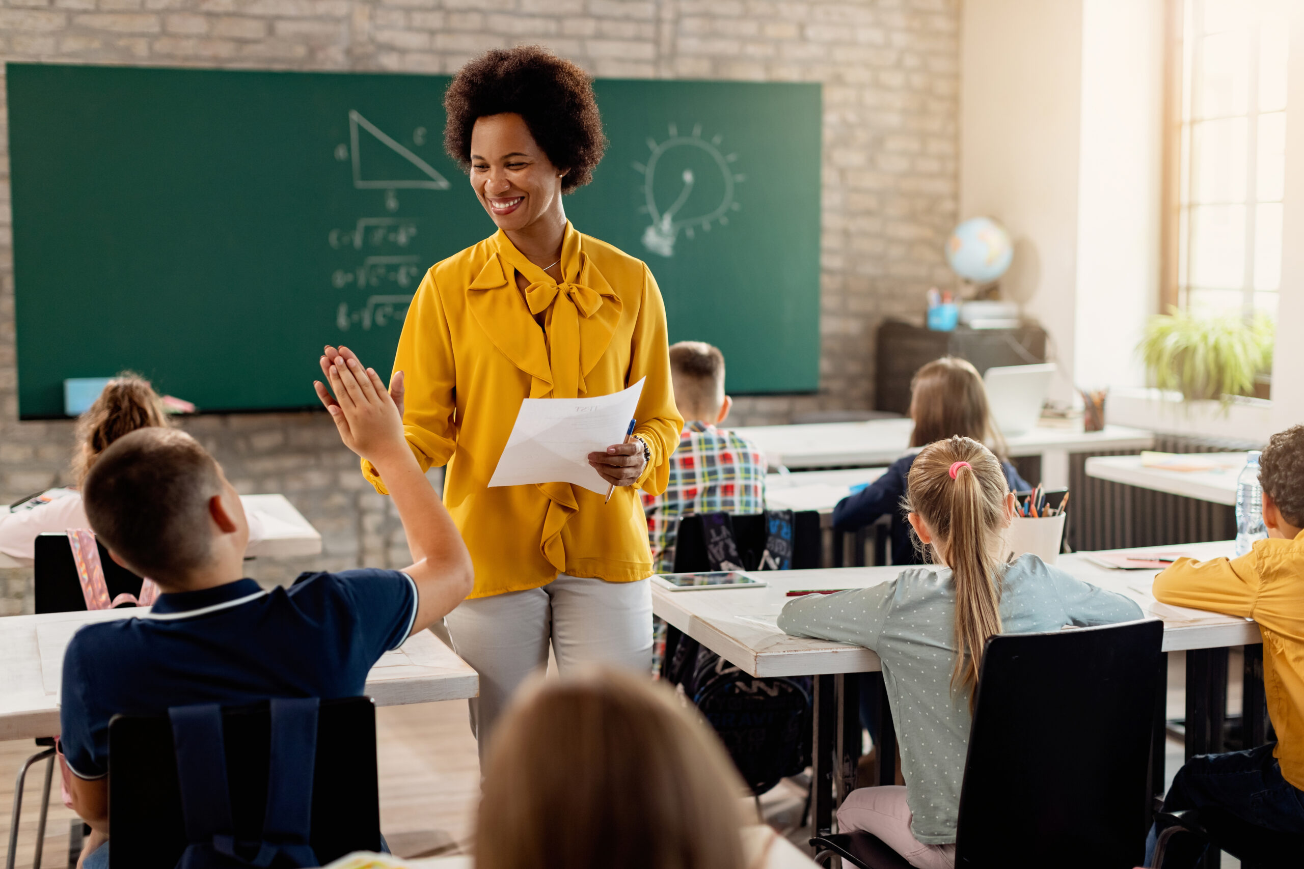 Quanto ganha um professor no Brasil em 2026 (rede pública e privada)