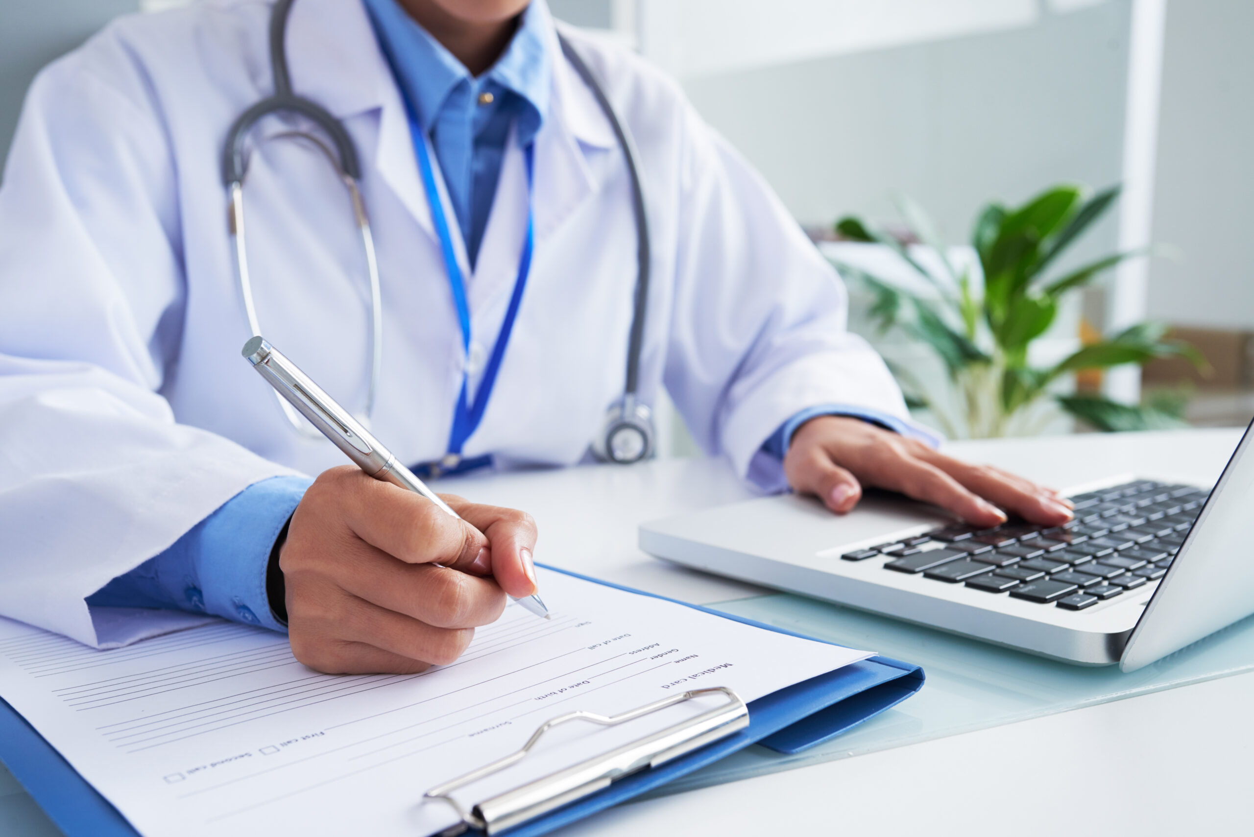 Quanto ganha um médico no Brasil em 2026 (por especialidade)