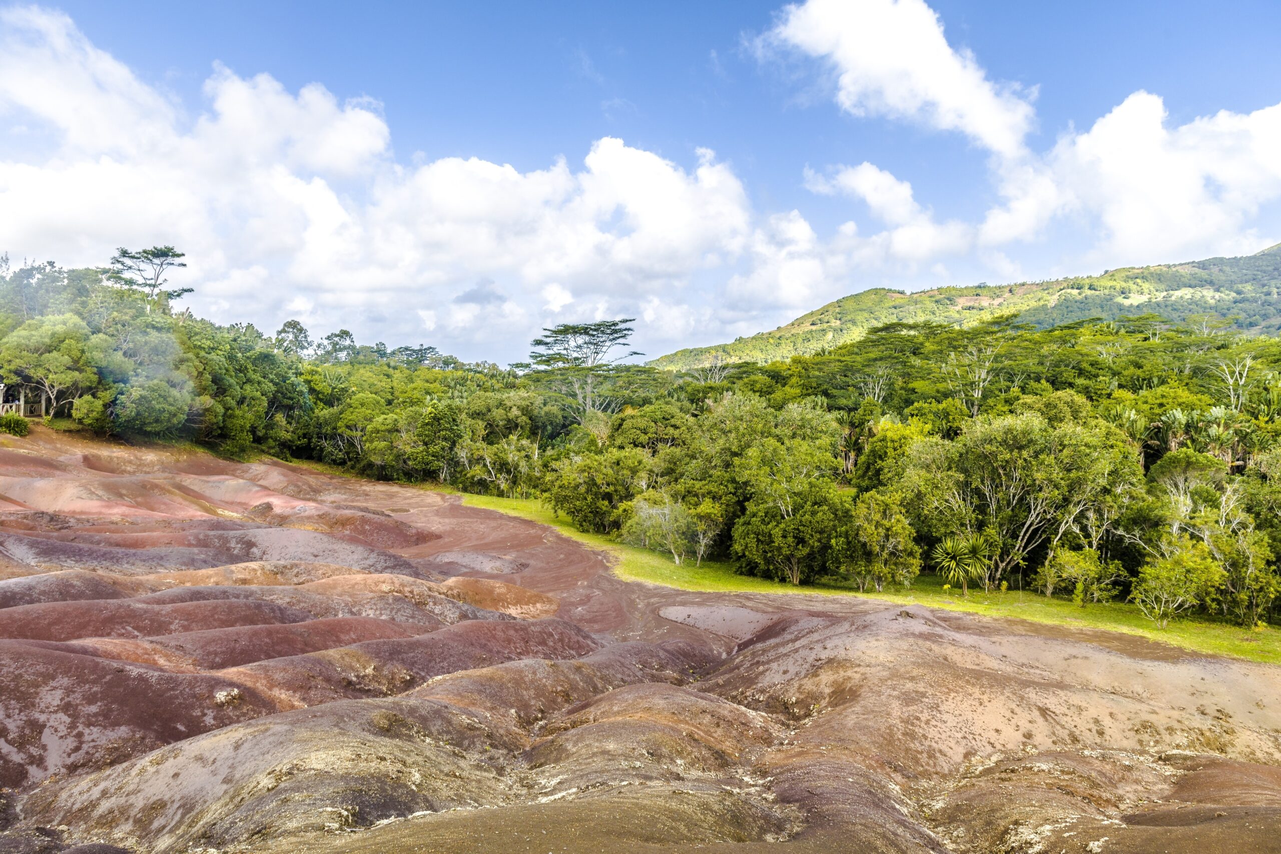 Brasil pode ganhar mais com terras raras? Goiás atrai bilhões para mineral estratégico.