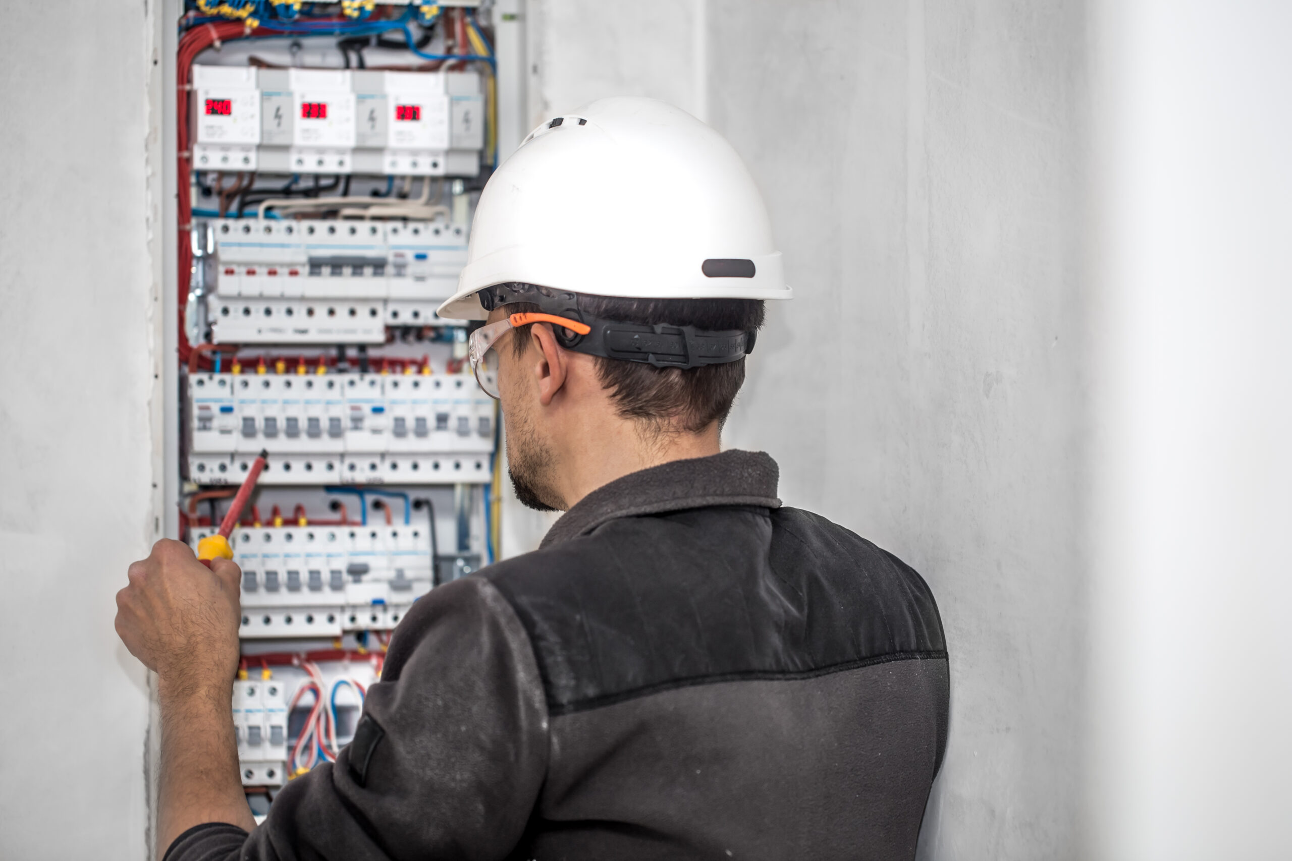 Quanto ganha um eletricista no Brasil em 2026