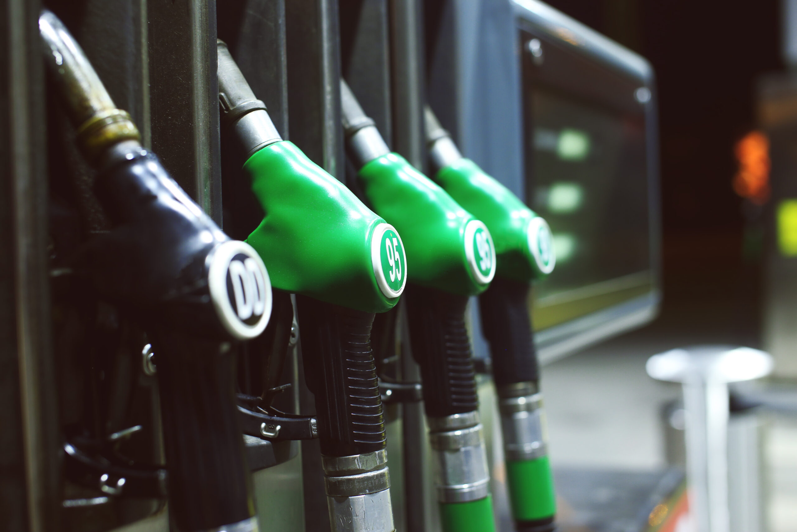 Combustíveis continuam sob pressão internacional; entenda por que gasolina e diesel ainda preocupam.